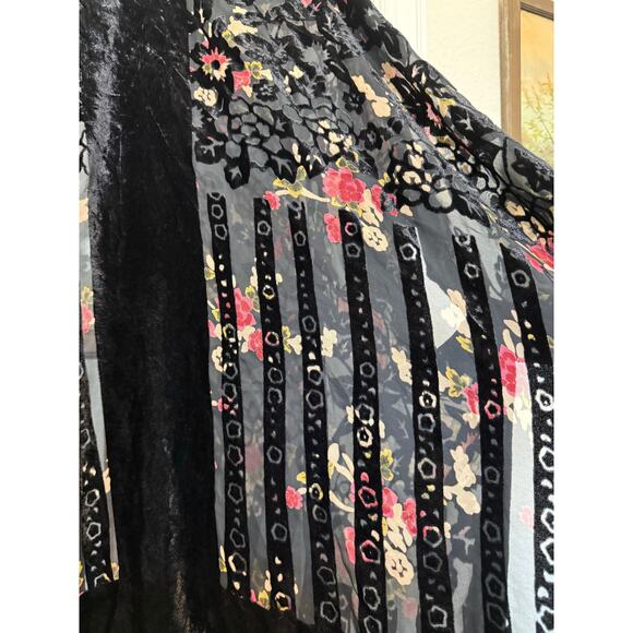 Gorgeous black floral Velvet burnout kimono with fringe World Market One Size - Picture 7 of 10
